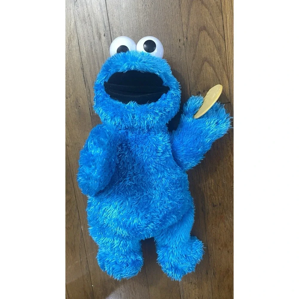 Hasbro 2017 Sesame Street FEED ME Cookie Monster Talking/Laughing Plush - CUTE!!